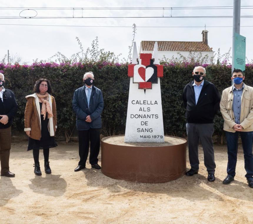 Lliurament Llibre de Monuments als Donants de Sang a l’alcaldessa de Calella